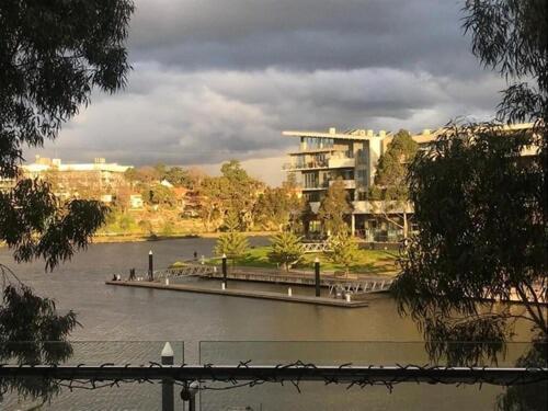 Marina View Apartment On The Maribyrnong River, Melbourne Luaran gambar